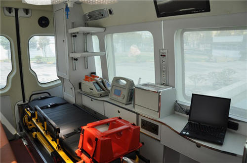 阿拉山口市救护车内部